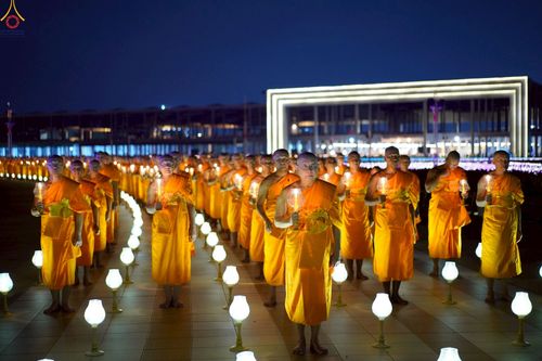 ภาพ No.224059:วันวิสาขบูชา วันอาทิตย์ที่ 11 พฤษภาคม พ.ศ. 2568 พิธีจุดวิสาขประทีป ,  พิธีเวียนประทักษิณรอบพระมหาธรรมกายเจดีย์ , พิธีฉลองชัยสวดมนต์บทธัมมจักกัปปวัตตนสูตร ครบ 7,357,000,000 จบ ณ มหารัตนวิหารคด วัดพระธรรมกาย