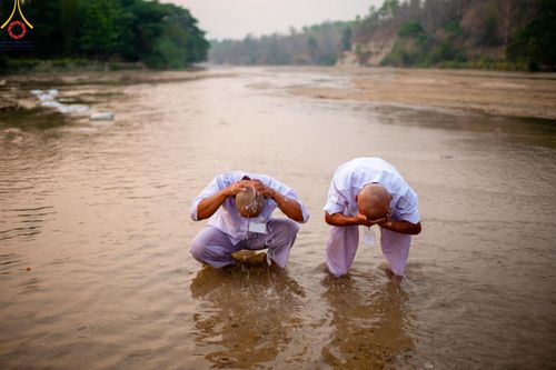 ภาพ No.63372:Photo Story  มหัศจรรย์วัดดงดินแดง Episode 1  พิธีปลงผมนาคธรรมทายาท  ในโครงการบรรพชาอุปสมบทหมู่ ฟื้นฟูพระพุทธศาสนาทั่วไทย วัดดงดินแดง ณ ลำน้ำแม่ตื่น อ.อมก๋อย จ.เชียงใหม่ วันที่ 2 เมษายน พ.ศ. 2567