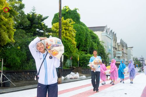 ภาพ No.226175:วันอาทิตย์ที่ 25 พฤษภาคม พ.ศ. 2568 พิธีตักบาตรพระ 1,000 รูปเมืองตรัง ครบรอบ 110 ปี เมืองทับเที่ยง ถวายเป็นพุทธบูชา ถวายเป็นพระราชกุศลแด่รัชกาลที่ 10 และอุทิศส่วนกุศลแด่อดีตเจ้าเมืองตรัง และบรรพบุรุษ ณ บริเวณหน้าศาลากลางจังหวัดตรัง ถนนพระราม 6