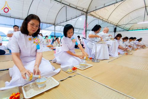 ภาพ No.198421:พิธีถวายภัตตาหารเป็นสังฆทาน แด่พระธรรมยาตรา ณ อนุสรณ์สถานบางปลา วัดบางปลา อำเภอบางเลน จังหวัดนครปฐม ในโครงการธรรมยาตรา กตัญญูบูชา มหาปูชนียาจารย์ พระมงคลเทพมุนี(สด จนฺทสโร) พระผู้ปราบมาร อนุสรณ์สถาน 7 แห่ง ปีที่ 13 วันที่ 20 มกราคม พ.ศ. 2568