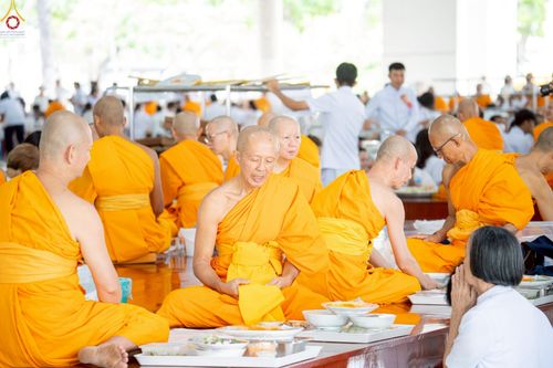 ภาพ No.247480:วันจันทร์ที่ 22 กันยายน พ.ศ. 2568 (วันพระ แรม 15 ค่ำ เดือน 10) พิธีบุพเปตพลี ครั้งที่ 170 ร่วมอุทิศบุญแด่หมู่ญาติที่ล่วงลับไปแล้ว และสืบทอดอายุพระพุทธศาสนา ณ หอฉันคุณยายอาจารย์ฯ วัดพระธรรมกาย