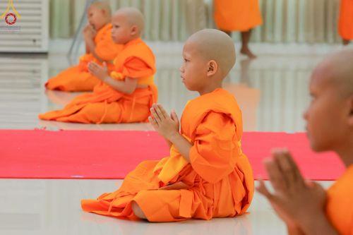 ภาพ No.216284:วันเสาร์ที่ 5 เมษายน พ.ศ. 2568 พิธีตัดปอยผม พิธีขอขมาผู้ปกครอง พิธีขอขมามอบผ้าไตร พิธีบรรพชา พิธีถวายบาตรสามเณร ณ ศูนย์ปฏิบัติธรรมและศูนย์อบรมเยาวชนเพชรบุรี ต.ท่าแลง อ.ท่ายาง จ.เพชรบุรี