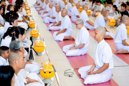 ภาพ No.228956:วันเสาร์ที่ 14 มิถุนายน พ.ศ. 2568 พิธีเวียนประทักษิณ , พิธีขอขมารับผ้าไตร ในโครงการบรรพชาอุปสมบทหมู่ ผู้บริหารรุ่นที่ 15 และ อุดมศึกษา รุ่นที่ 52 ณ โบสถ์พระไตรปิฎก วัดพระธรรมกาย