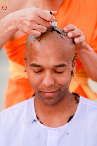 ภาพ No.180093:พิธีปลงผมนาคธรรมทายาท ในโครงการอุปสมบทหมู่ บูชาธรรมมหาปูชนียาจารย์ (ศูนย์อบรมวัดพระธรรมกาย) วันที่ 1 ธันวาคม พ.ศ. 2567 ณ ลานธรรมหารัตนวิหารคด วัดพระธรรมกาย จ.ปทุมธานี