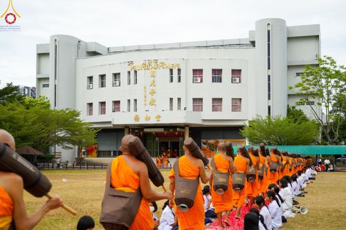 ภาพ No.128582:พิธีอัญเชิญพระบรมสารีริกธาตุ " ใจกลางเมืองนครหาดใหญ่ " เพื่อประดิษฐาน ณ มหารัตนเจดีย์สิริปทุมสวรรค์ (เจดีย์อริยพุทธะ 5 พระองค์) ศูนย์ปฏิบัติธรรมภาคใต้ อ.บางกล่ำ จ.สงขลา  วันที่ 9 มีนาคม พ.ศ. 2567 (ชุดที่ 2)