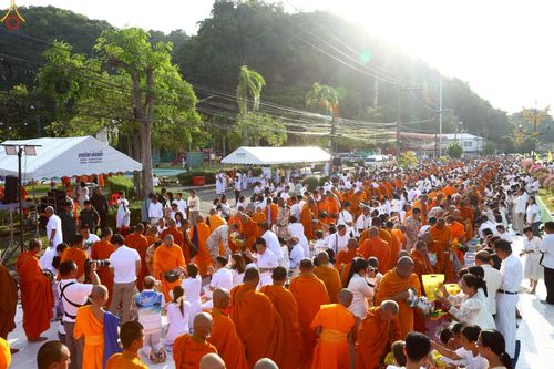 ภาพ No.235249:วันอาทิตย์ที่ 27 กรกฎาคม พ.ศ. 2568 พิธีตักบาตรพระ1,000 รูป ทำบุญเมืองพัทลุง ประธานสงฆ์ พระปริยัติวชิโรดม  เจ้าคณะจังหวัดพัทลุง ประธานฆราวาส นายรัฐศาสตร์ ชิดชู  ผู้ว่าราชการจังหวัดพัทลุง