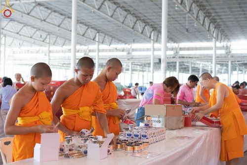 ภาพ No.212122:วันจันทร์ที่ 17 มีนาคม พ.ศ. 2568 บุญบรรจุกล่องไทยธรรม เพื่อถวายแด่พระสังฆาธิการ 40,000 กว่าวัดทั่วไทย ในวันคุ้มครองโลก 22 เมษายน พ.ศ. 2568 ณ บ้านแก้วเรือนทองคุณยายฯ วัดพระธรรมกาย