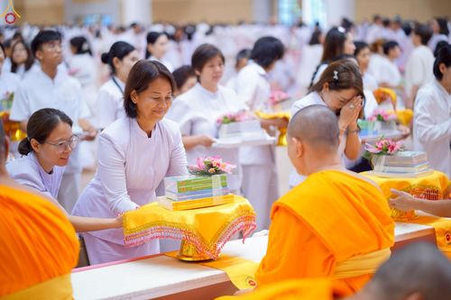 ภาพ No.225443:วันอาทิตย์ที่ 18 พฤษภาคม พ.ศ. 2568 พิธีร่วมบุญการศึกษา พระภิกษุ สามเณร ณ ห้องแก้วสารพัดนึก 2 วัดพระธรรมกาย