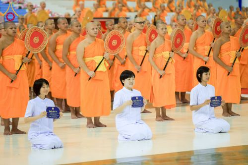 ภาพ No.237537:วันอาทิตย์ที่ 10 สิงหาคม พ.ศ.2568 พิธีมอบใบประกาศเกียรติคุณ โครงการสอบบาลี "ฉลองแชมป์" บูชาธรรม 80 ปี หลวงพ่อธัมมชโย ประจำปี 2568 และ พิธีมอบดวงแก้วสามเณรทรงบาลีไวยากรณ์ ณ สภาธรรมกายสากล วัดพระธรรมกาย ปทุมธานี