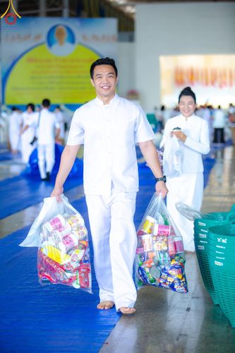 ภาพ No.139162:พิธีตักบาตร , พิธีบูชาข้าวพระ ณ ห้องแก้วสารพัด 1 สภาธรรมกายสากล วัดพระธรรมกาย วันอาทิตย์ต้นเดือนที่ 2 มิถุนายน พ.ศ. 2567