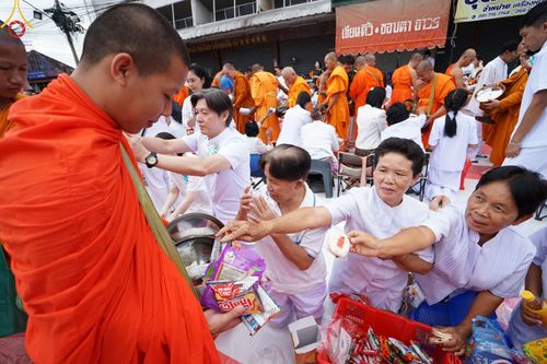 ภาพ No.146338:ตักบาตรพระ 1,384 รูป ทำบุญเมืองฝางครบรอบ 1,383 ปี ถวายเป็นพระราชกุศลแด่พระบาทสมเด็จพระเจ้าอยู่หัว เนื่องในโอกาสพระราชพิธีมหามงคล เฉลิมพระชนมพรรษา 6 รอบ 72 พรรษา วันเสาร์ที่ 27 กรกฎาคม พ.ศ.2567  ณ ถนนหน้าที่ว่าการอำเภอฝาง จ.เชียงใหม่