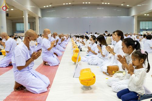 ภาพ No.101519:พิธีเวียนประทักษิณ, พิธีวันทาเจดีย์, พิธีขอขมาและมอบผ้าไตร ในโครงการอุปสมบทหมู่ รุ่นบูชาธรรมมหาปูชนียาจารย์ ณ วัดพระธรรมกาย ในวันที่ 9 ธันวาคม พ.ศ. 2566