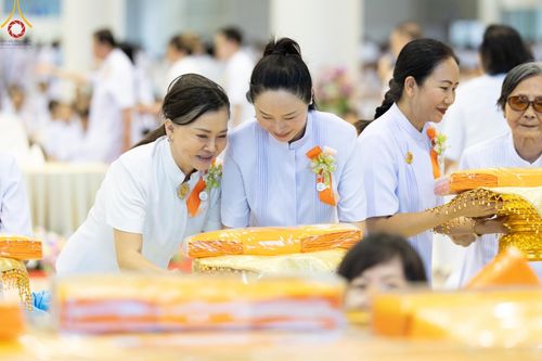 ภาพ No.167799:พิธีทอดกฐิน และ พิธีกรานกฐิน ในวันอาทิตย์ที่ 3 พฤศจิกายน พ.ศ. 2567 ณ วัดพระธรรมกาย จ.ปทุมธานี