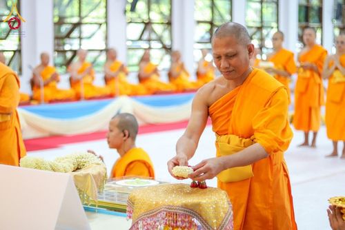 ภาพ No.160898:พิธีเจริญพระพุทธมนต์ และปิดแผ่นทองรูปเหมือน พระเดชพระคุณพระมงคลเทพมุนี (สด จนฺทสโร) พระผู้ปราบมาร จำนวน 3 องค์ วันเสาร์ที่ 5 ตุลาคม พ.ศ. 2567 ณ อาคารปลูกศรัทธา 2 (ชานชลาเดิม) วัดพระธรรมกาย อ.คลองหลวง จ.ปทุมธานี
