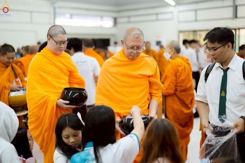 ภาพ No.243156:วันพฤหัสบดีที่ 4 กันยายน พ.ศ. 2568 เวลา 07.00-08.15 น. มหาวิทยาลัยเกษตรศาสตร์ กำแพงแสน ร่วมทำบุญตักบาตร Freshy KU85 พระสงฆ์ 85 รูป