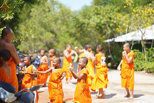ภาพ No.61167:สามเณรออกบิณฑบาต และกิจกรรมอบรมสามเณร ในโครงการบรรพชาสามเณรฟื้นฟู พระพุทธศาสนาทั่วไทย ณ ศูนย์อบรมที่พักสงฆ์บ้านร่มเย็น จ.นราธิวาส วันที่ 2-15 เมษายน พ.ศ. 2567