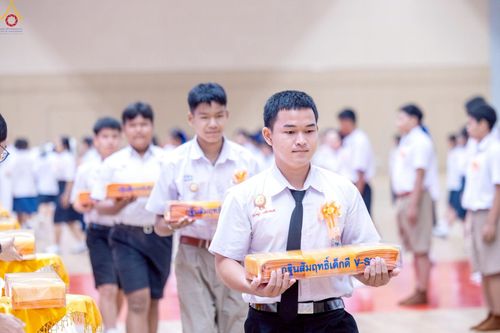 ภาพ No.246014:วันเสาร์ที่ 13 กันยายน พ.ศ. 2568 พิธีมอบผ้าไตรประธานกฐินสัมฤทธิ์เด็กดี V-Star ณ สภาธรรมกายสากล วัดพระธรรมกาย