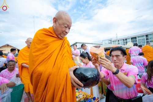 ภาพ No.150898:พิธีเจริญพระพุทธมนต์ และทำบุญตักบาตรแด่คณะสงฆ์ จำนวน 121 รูป เนื่องในโอกาสฉลองครบรอบ 120 ปี อำเภอคลองหลวง จังหวัดปทุมธานี เพื่อถวายเป็นพุทธบูชา ช่วยเหลือผู้ประสบความเดือดร้อนจากอุทกภัย และคณะสงฆ์ 323 วัด 4 จังหวัดชายแดนภาคใต้ วันเสาร์ที่ 31 สิงหาคม พ.ศ. 