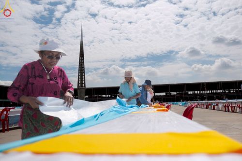 ภาพ No.218553:วันที่ 15 - 18 เมษายน พ.ศ. 2568 การเตรียมภาชนะสำหรับถวายภัตตาหาร , การจัดโต๊ะเก้าอี้ในลานธรรม , การแพ็คพัสดุงานต้อนรับ เพื่องานวันคุ้มครองโลก 22 เมษายน พ.ศ.2568 วัดพระธรรมกาย