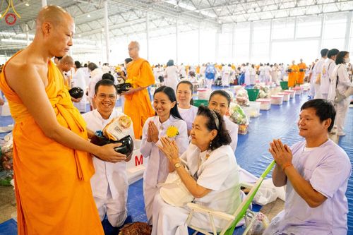 ภาพ No.207330:พิธีตักบาตร และปฏิบัติธรรมช่วงสาย ในวันมาฆบูชา วันพุธที่ 12 กุมภาพันธ์ พ.ศ. 2568 ณ วัดพระธรรมกาย จังหวัดปทุมธานี