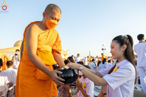 ภาพ No.105341:พิธีตักบาตรฉลองพระบวชใหม่ รุ่นบูชาธรรมมหาปูชนียาจารย์ และต้อนรับศักราชใหม่ วันจันทร์ที่ 1 มกราคม พ.ศ. 2567 ณ ลานธรรมพระมหาธรรมกายเจดีย์ วัดพระธรรมกาย