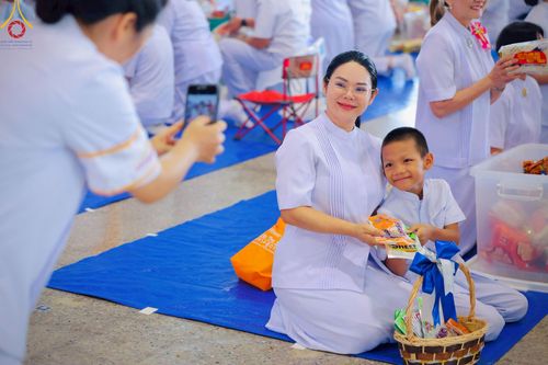 ภาพ No.222096:วันที่ 4 พฤษภาคม พ.ศ. 2568 พิธีตักบาตร เนื่องในวันอาทิตย์ต้นเดือน ณ บ้านแก้วเรือนทองคุณยายฯ วัดพระธรรมกาย