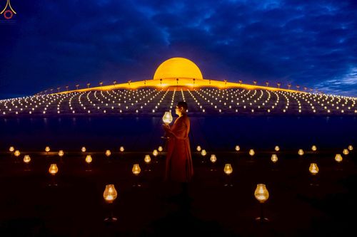 ภาพ No.241075:วันพุธที่ 27 สิงหาคม พ.ศ. 2568 พิธีจุดประทีป ในวันธรรมชัย ณ วัดพระธรรมกาย