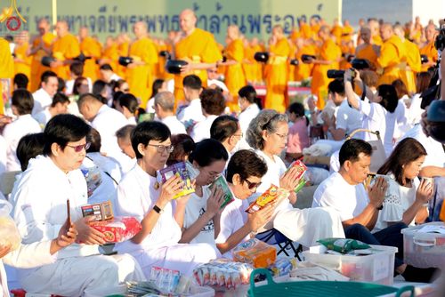 ภาพ No.187832:พิธีตักบาตรฉลองพระใหม่ ต้อนรับพุทธศักราช 2568 ณ ลานธรรมพระมหาธรรมกายเจดีย์ วัดพระธรรมกาย จ.ปทุมธานี วันที่ 1 มกราคม พ.ศ. 2568