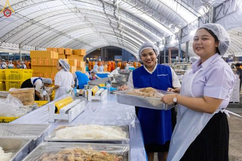 ภาพ No.58916:V.40 ภัตตาหารพระหมื่นวัด เราจัดให้ การปฏิบัติงานของเจ้าหน้าที่และอาสาสมัคร เพื่อรับบุญในการถวายภัตตาหาร แด่คณะสงฆ์ 10,000 กว่าวัดทั่วประเทศ ที่มาร่วมงานวันคุ้มครองโลก จันทร์ที่ 22 เมษายน พ.ศ. 2567 ณ วัดพระธรรมกาย