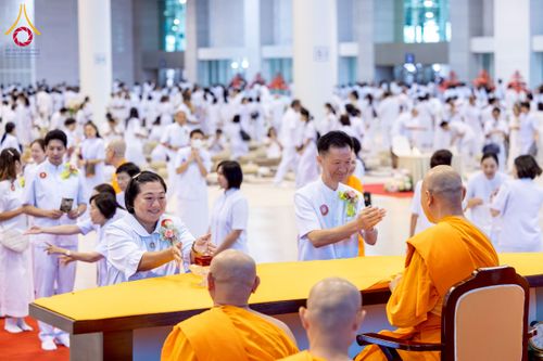 ภาพ No.264391:วันอาทิตย์ที่ 2 พฤศจิกายน พ.ศ. 2568 พิธีบูชาข้าวพระ ณ สภาธรรมกายสากล วัดพระธรรมกาย
