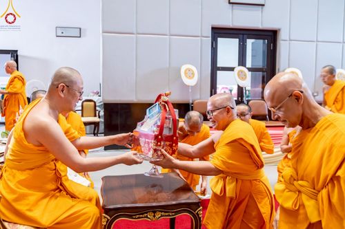 ภาพ No.214868:พิธีต้อนรับสัญญาบัตร พัดยศ พระราชวิเทศวชิรเวที (บัณฑิต วรปญฺโญ) เจ้าอาวาสวัดพระธรรมกายสกอตแลนด์ สหราชอาณาจักร ผู้ช่วยเจ้าอาวาสวัดพระธรรมกาย ณ อุโบสถพระไตรปิฏก วัดพระธรรมกาย