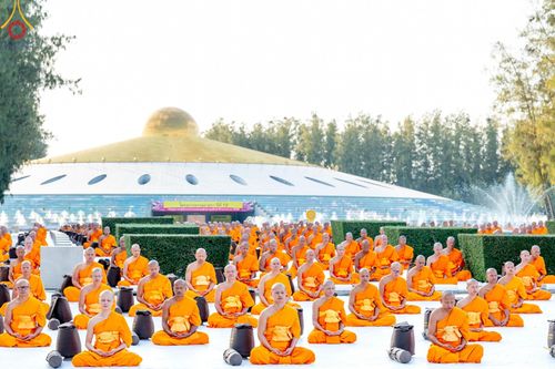 ภาพ No.187022:พระธรรมยาตราปฏิบัติธรรม และถ่ายภาพหมู่ประวัติศาสตร์ ปีที่ 13 ณ ลานทิศตะวันออก มหาวิหารพระมงคลเทพมุนี วัดพระธรรมกาย จ.ปทุมธานี วันเสาร์ที่ 28 ธันวาคม พ.ศ. 2567