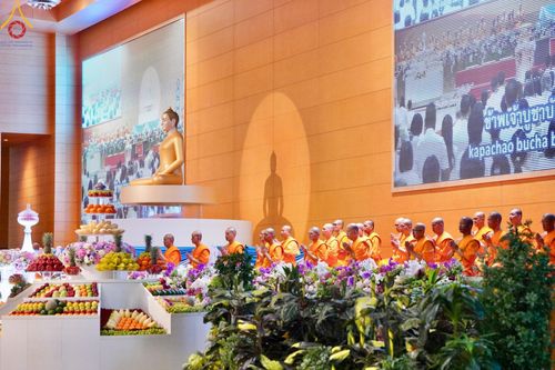 ภาพ No.167589:พิธีตักบาตรและพิธีบูชาข้าวพระ ในวันอาทิตย์ที่ 3 พฤศจิกายน พ.ศ. 2567 ณ วัดพระธรรมกาย