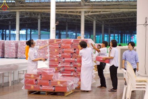 ภาพ No.214430:วันที่ 29 มีนาคม พ.ศ.2568 กิจกรรมใส่ถุงซิปกล่องไทยธรรม เพื่อรักษาความประณีตของกล่องไทยธรรม ในทุกสภาพอากาศ ณ บ้านแก้วเรือนทองคุณยาย วัดพระธรรมกาย