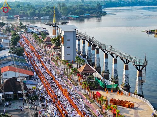 ภาพ No.101916:ตักบาตรพระ 10,000 รูป เติมบุญให้แผ่นดิน เนื่องในโอกาส 192 ปี จังหวัดกาญจนบุรี หนึ่งในโครงการตักบาตรพระ 2,000,000 รูป  77 จังหวัดทุกวัดทั่วไทย วันจันทร์ที่ 11 ธันวาคม พ.ศ. 2566 บริเวณถนนสองแคว (SKY WALK) เมืองกาญจนบุรี