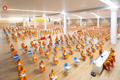 ภาพ No.208881:พระบาทสมเด็จพระเจ้าอยู่หัวทรงพระกรุณาโปรดเกล้าฯ พระราชทานภัตตาหารพระราชทาน แด่พระภิกษุ สามเณร ในการสอบบาลีสนามหลวง ณ วัดพระธรรมกาย วันที่ 22 กุมภาพันธ์ พ.ศ. 2568 ณ วัดพระธรรมกาย อำเภอคลองหลวง จังหวัดปทุมธานี