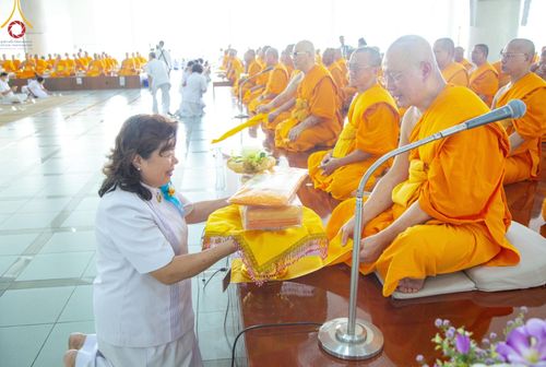 ภาพ No.205779:พิธีสวดพระพุทธมนต์ และถวายภัตตาหารเมนูสวรรค์แด่พระภิกษุ สามเณร วันจันทร์ที่ 3 กุมภาพันธ์ พ.ศ. 2568 ณ หอฉันคุณยายอาจารย์ฯ วัดพระธรรมกาย