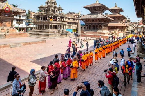 ภาพ No.213206:วันที่ 17 - 18 มีนาคม พ.ศ. 2568 คณะสงฆ์และสามเณรเดินบิณฑบาต รอบเมืองในพื้นที่ วัดสยมภูวนาถและราชวังปาตัน ณ เมืองกาฐมาณฑุ ประเทศเนปาล