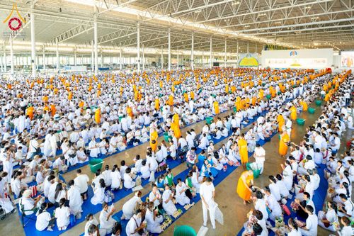 ภาพ No.215208:วันอาทิตย์ต้นเดือนที่ 6 เมษายน พ.ศ. 2568 พิธีตักบาตรข้าวสารอาหารแห้ง ณ บ้านแก้วเรือนทองคุณยาย สภาธรรมกายสากล วัดพระธรรมกาย