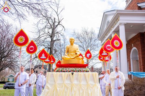 ภาพ No.319068:วันที่ 29 มีนาคม พ.ศ.2569 พิธีอัญเชิญรูปหล่อพระมงคลเทพมุนี (สด จนฺทสโร) ประดิษฐาน ณ ห้องปฏิบัติธรรม “มงคลรัตนโชติ”  วัดพระธรรมกายชิคาโก ประเทศสหรัฐอเมริกา