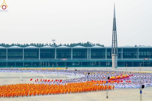 ภาพ No.79150:พิธีอัญเชิญองค์พระบรมพุทธเจ้า 24 องค์ เวียนประทักษิณรอบพระมหาธรรมกายเจดีย์ ณ วัดพระธรรมกาย  วันที่ 2 เมษายน พ.ศ. 2566