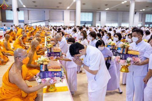 ภาพ No.84512:พิธีถวายผ้าอาบน้ำฝนและประทีปโคมไฟ ในวันอาสาฬหบูชา ณ ห้องแก้วสารพัดนึก 1 วัดพระธรรมกาย วันอังคารที่ 1 สิงหาคม พ.ศ. 2566