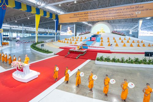 ภาพ No.85251:พิธีมุทิตาสักการะพระภิกษุ ผู้สอบได้เปรียญธรรม ๙ ประโยคระดับโลก, พิธีมอบโล่เกียรติยศและทุนการศึกษา สำนักเรียนบาลีดีเด่นทั่วประเทศ ในวันสมาธิโลก อาทิตย์ที่ 6 สิงหาคม พ.ศ. 2566 ณ สภาธรรมกายสากล วัดพระธรรมกาย