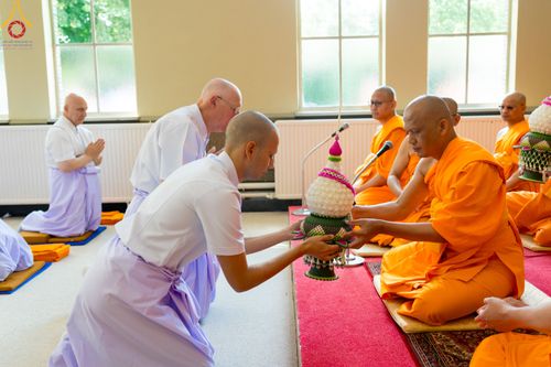 ภาพ No.83863:พิธีเวียนประทักษิณ,พิธีบรรพชาและพิธีอุปสมบทหมู่ ในโครงการอบรมพระธรรมทายาทในทวีปยุโรป  รุ่นที่ 9 วันอาทิตย์ที่ 16 กรกฎาคม พ.ศ. 2566 ณ วัดพระธรรมกายเบเนลักซ์  ประเทศเบลเยียม