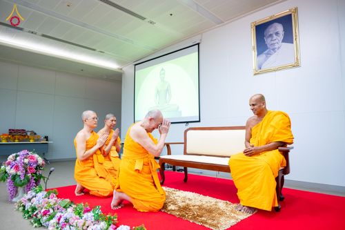 ภาพ No.323316:หลวงพ่อทัตตชีโว รองเจ้าอาวาสวัดพระธรรมกาย ถวายการต้อนรับปฏิสันถารคณะสงฆ์จากประเทศศรีลังกา