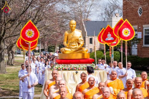 ภาพ No.319096:วันที่ 29 มีนาคม พ.ศ.2569 พิธีอัญเชิญรูปหล่อพระมงคลเทพมุนี (สด จนฺทสโร) ประดิษฐาน ณ ห้องปฏิบัติธรรม “มงคลรัตนโชติ”  วัดพระธรรมกายชิคาโก ประเทศสหรัฐอเมริกา