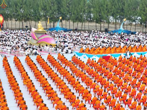 ภาพ No.302590:วันที่ 24 มกราคม พ.ศ. 2569 พิธีตักบาตรพระธรรมยาตรา(ภาพชุดที่ 2) ณ อนุสรณ์สถานลำดับที่ 5 สถานที่เผยแผ่วิชชาธรรมกายครั้งแรก อนุสรณ์สถานบางปลา วัดบางปลา อำเภอบางเลน จังหวัดนครปฐม ในโครงการธรรมยาตรา กตัญญูบูชา มหาปูชนียาจารย์ พระมงคลเทพมุนี(สด จนฺทสโร) พระผู