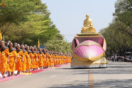ภาพ No.304571:วันที่ 25 มกราคม พ.ศ. 2569 พิธีต้อนรับพระธรรมยาตรา (ภาพชุดที่ 2) รร.สามัคคีราษฏร์บำรุง-วัดพระธรรมกาย ในโครงการธรรมยาตรา กตัญญูบูชา มหาปูชนียาจารย์ พระมงคลเทพมุนี(สด จนฺทสโร) พระผู้ปราบมาร อนุสรณ์สถาน 7 แห่ง ปีที่ 14