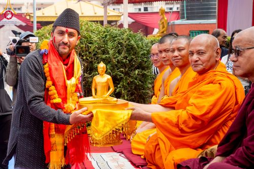 ภาพ No.313408:วันพฤหัสบดีที่ 12 มีนาคม พ.ศ. 2569 พิธีมอบบาตรและผ้าไตรในโครงการบรรพชาสามเณร 500 รูป  ณ นาคบาฮาล (Nagbahal) ประเทศเนปาล