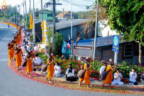 ภาพ No.110410:พิธีต้อนรับพระธรรมยาตรา ในโครงการธรรมยาตรากตัญญูบูชา มหาปูชนียาจารย์ พระมงคลเทพมุนี(สด จนฺทสโร) พระผู้ปราบมาร อนุสรณ์สถาน 7 แห่ง ปีที่ 12 วันที่ 11 มกราคม พ.ศ. 2567 ณ อนุสรณ์สถานลำดับที่ 3 สถานที่เกิดใหม่ในเพศสมณะ วัดสองพี่น้อง จ.สุพรรณบุรี